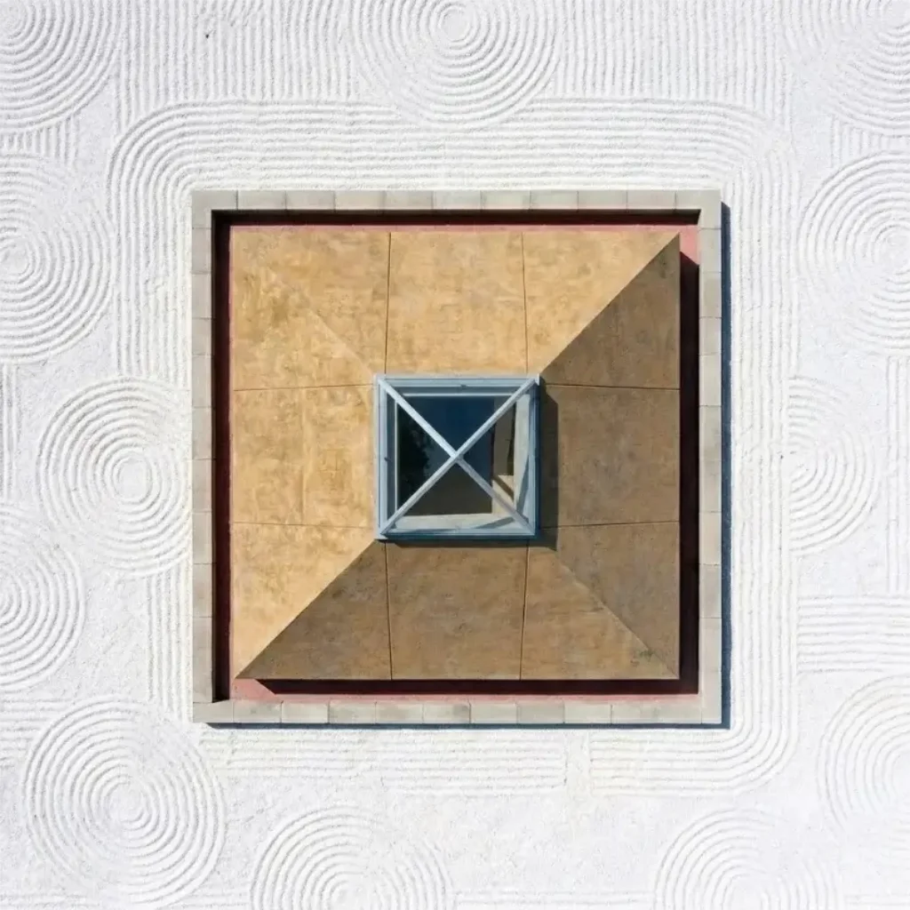 Mousoléu em forma de pirâmide visto do alto