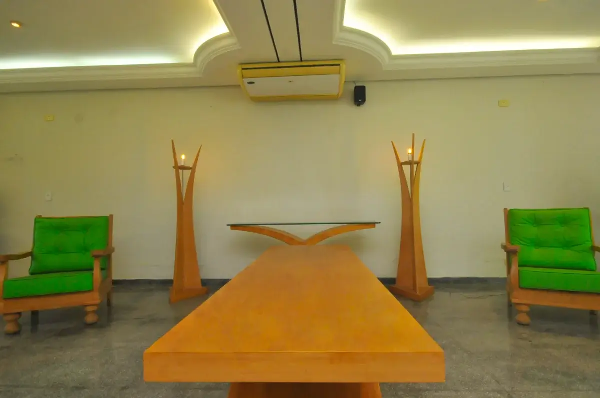 Mesa de urna em sala de velório no Cemitério Campo da Paz, em São Vicente